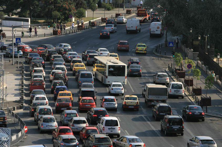 Trafic auto aglomerat în București. Foto: Lucian Muntean