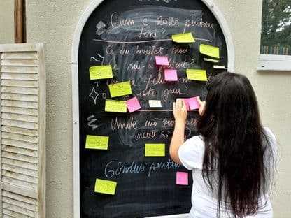 Mamă adolescentă în România: "Pe lângă faptul că trebuie să aibă grijă de copiii lor, ele fiind tot copii, trebuie să mai lupte și cu stereotipurile oamenilor"