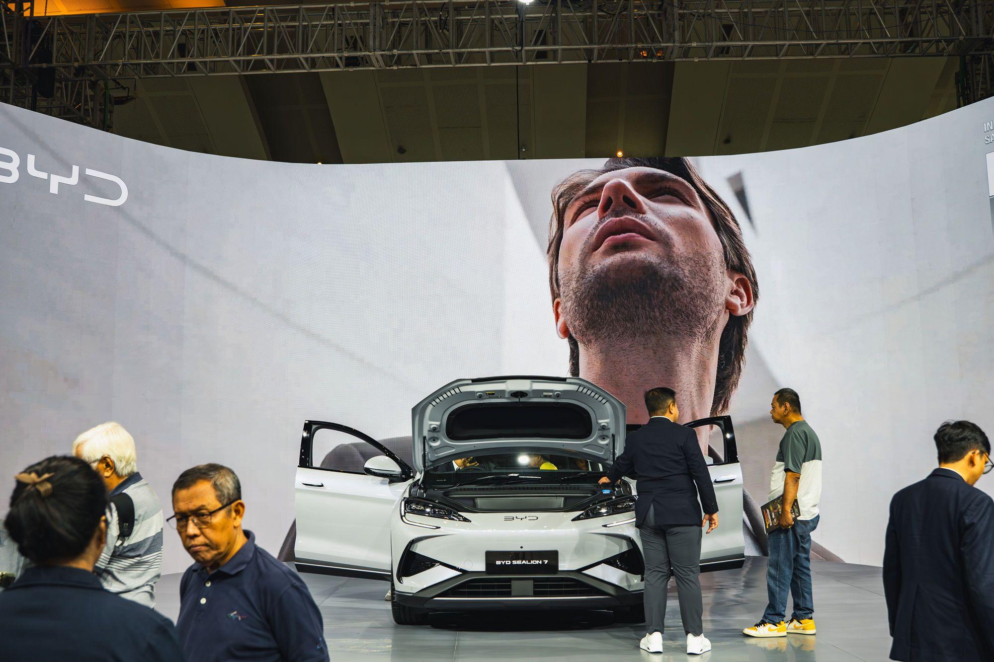 Mașinile electrice chinezești iau cu asalt piața globală, inclusiv cea Europeană, pentru că sunt mai ieftine și mai accesibile decât concurenții lor. ID 362535840 © Johanes Wisnu Brata | <a target="_blank" rel="noreferrer noopener" href="https://www.dreamstime.com" target="_blank">Dreamstime.com </a>