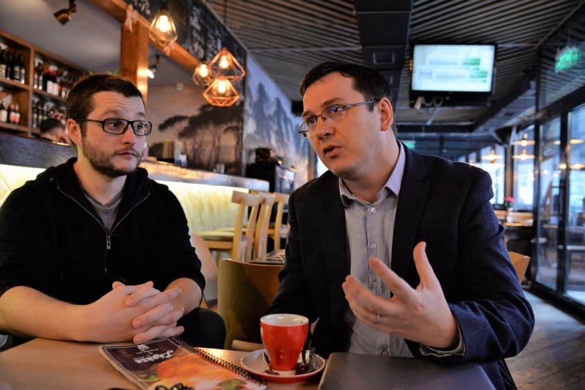 Ștefan Guga și Marcel Spatari de la compania Syndex au lucrat împreună la studiul „Coșul minim de consum lunar pentru un trai decent pentru populația României” (2018). Cel de-al treilea coautor al cercetării este Adina Mihăilescu, de la Institutul de Cercetare a Calității Vieții. Foto: Lucian Muntean