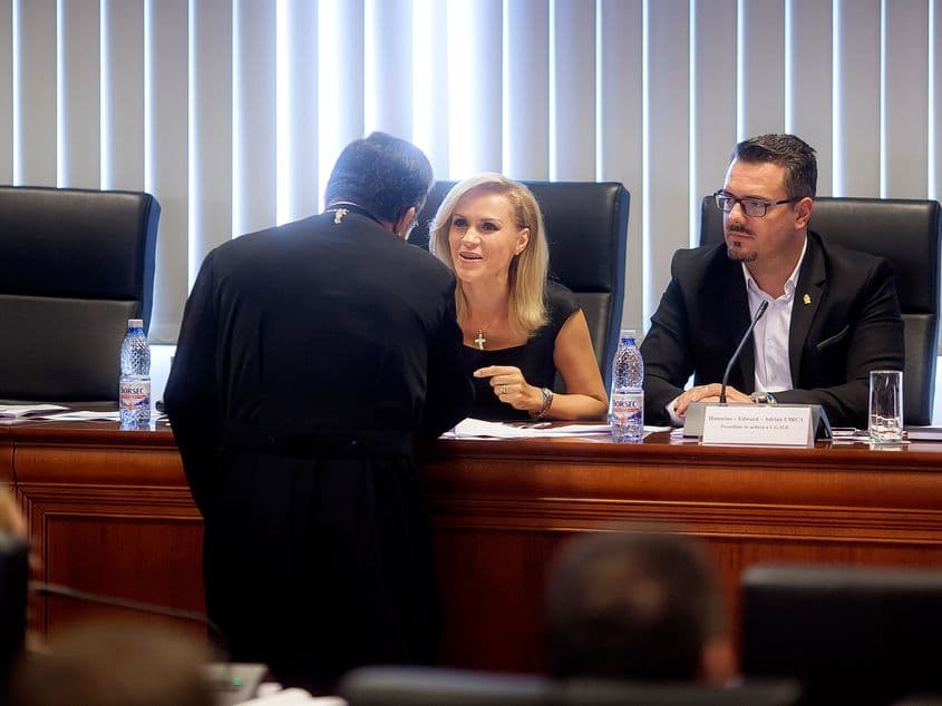 Primarul general, Gabriela Firea, discută cu consilierul patriarhal Nicolae Crângaşu la şedinţa de joi a CGMB. Foto: Ovidiu Micsik / Inquam Photos
