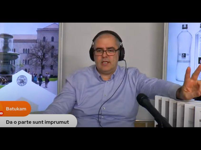 Scenă dintr-o emisiune realizată de Dragoș Doicu, „Extemporal la dirigenție”. Captură de ecran via canalul de Youtube STUDENTV