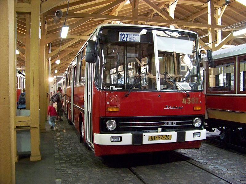 Autobuz Ikarus 280, la Muzeul Auto din Budapesta.