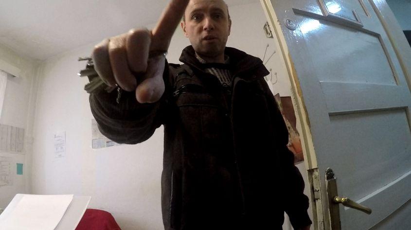 Aurelian Pop a vrut să acopere obiectivul aparatului foto, ca să nu fie filmat.