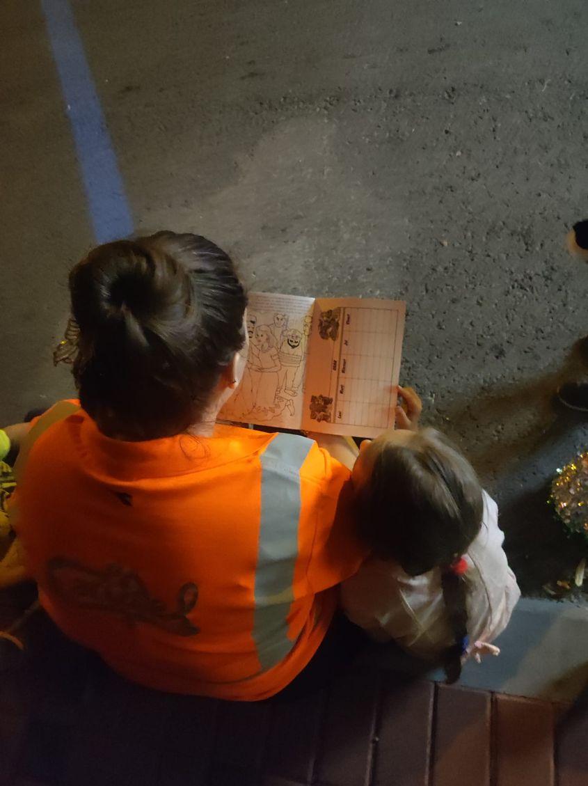 Arina Buțu, asistentă socială la Asociația Carusel și coordonatoarea Centrului Comunitar ILO-Ferentari cu o fetiță beneficiară