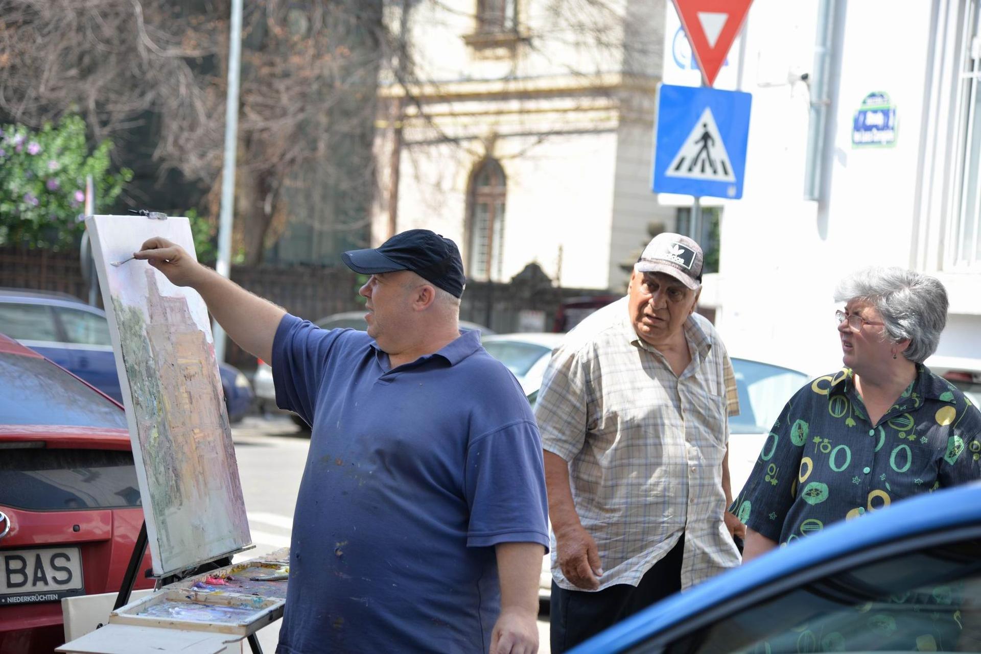 Trecători curioși îl privesc pe Vitalie Butescu în plină acțiune. Foto Lucian Muntean