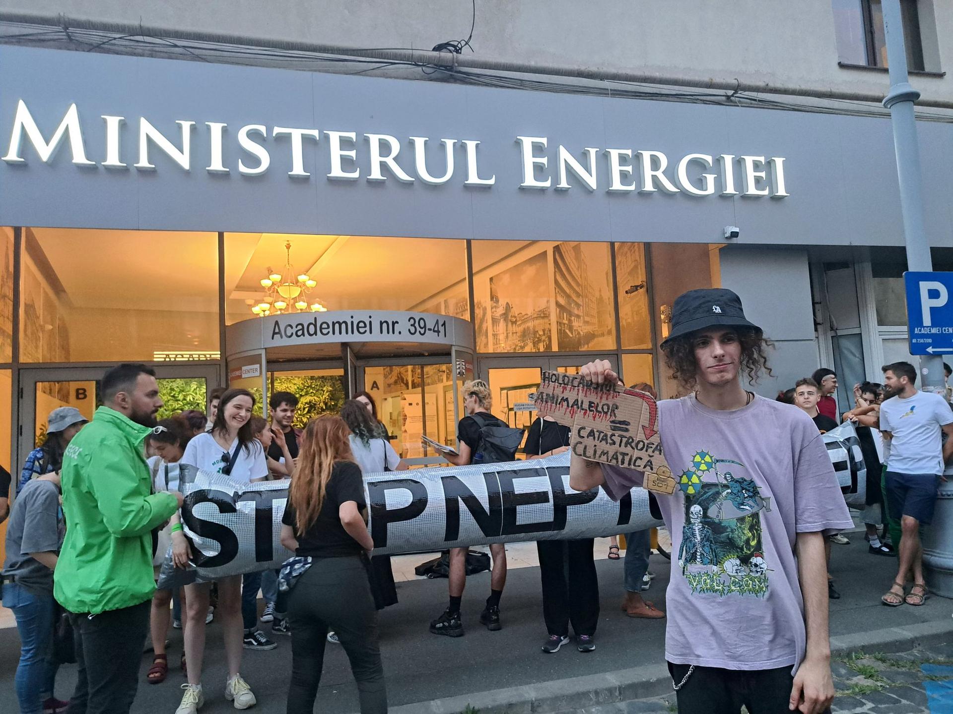 Codrin are 18 ani, este din Slobozia și face activism pentru mediu și drepturile animalelor. Foto: Mălina Gîndu