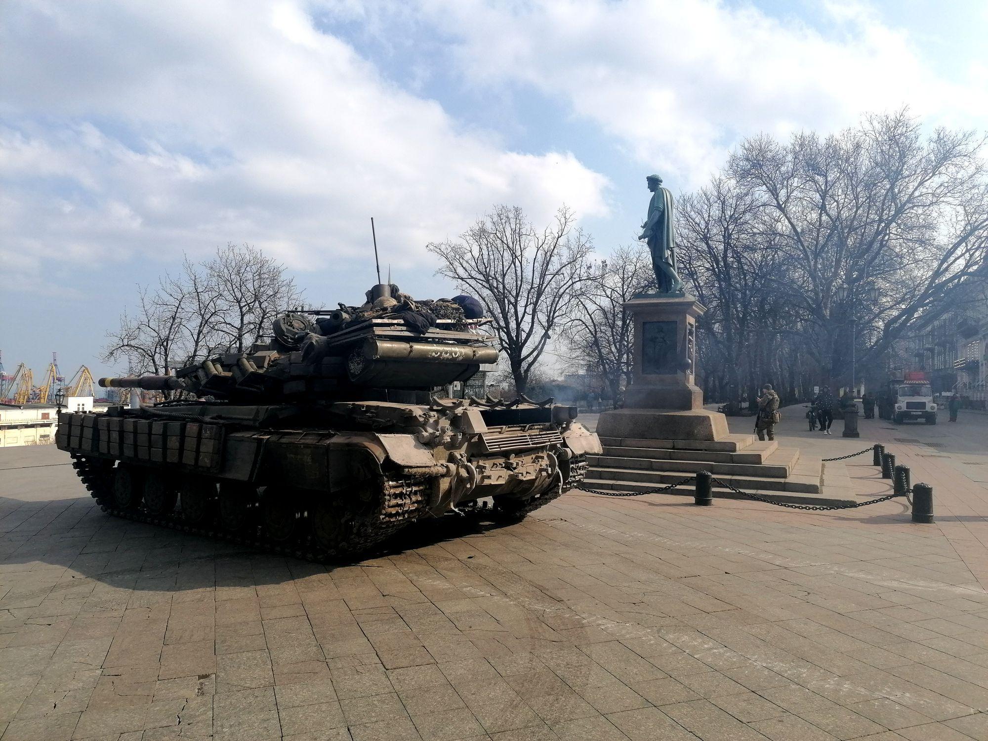 Tancuri ucrainene păzesc portul Odesei, lângă statuia lui Potemkin ( Stringer - Anadolu Agency )