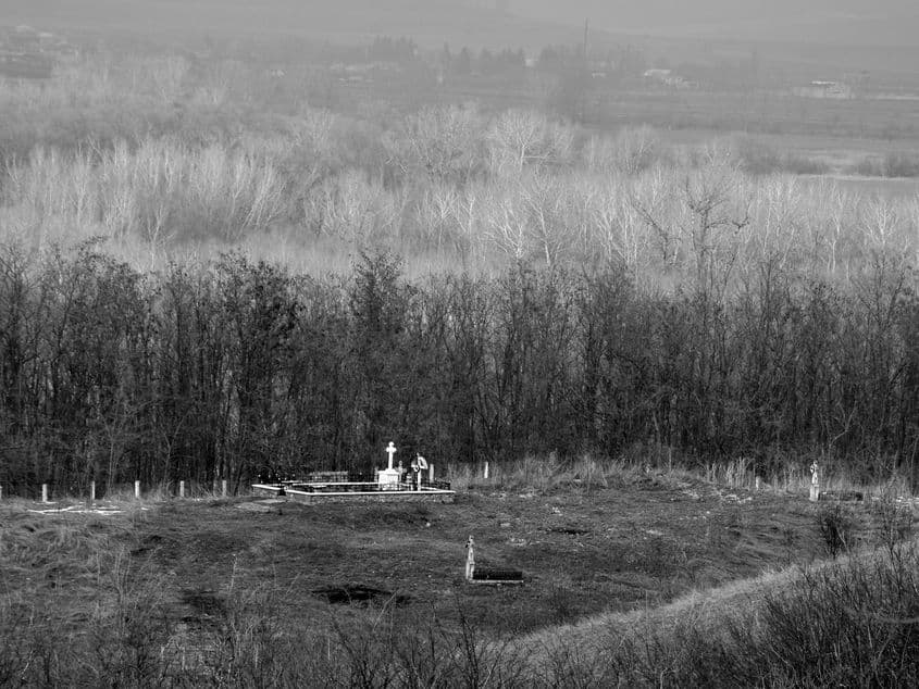 Monumentul închinat Sfântului Ioan Iacob, văzut de pe dealul care veghează cătunul Crăiniceni. Dincolo de păduri e Basarabia. Fotografii: Viorel Ilişoi