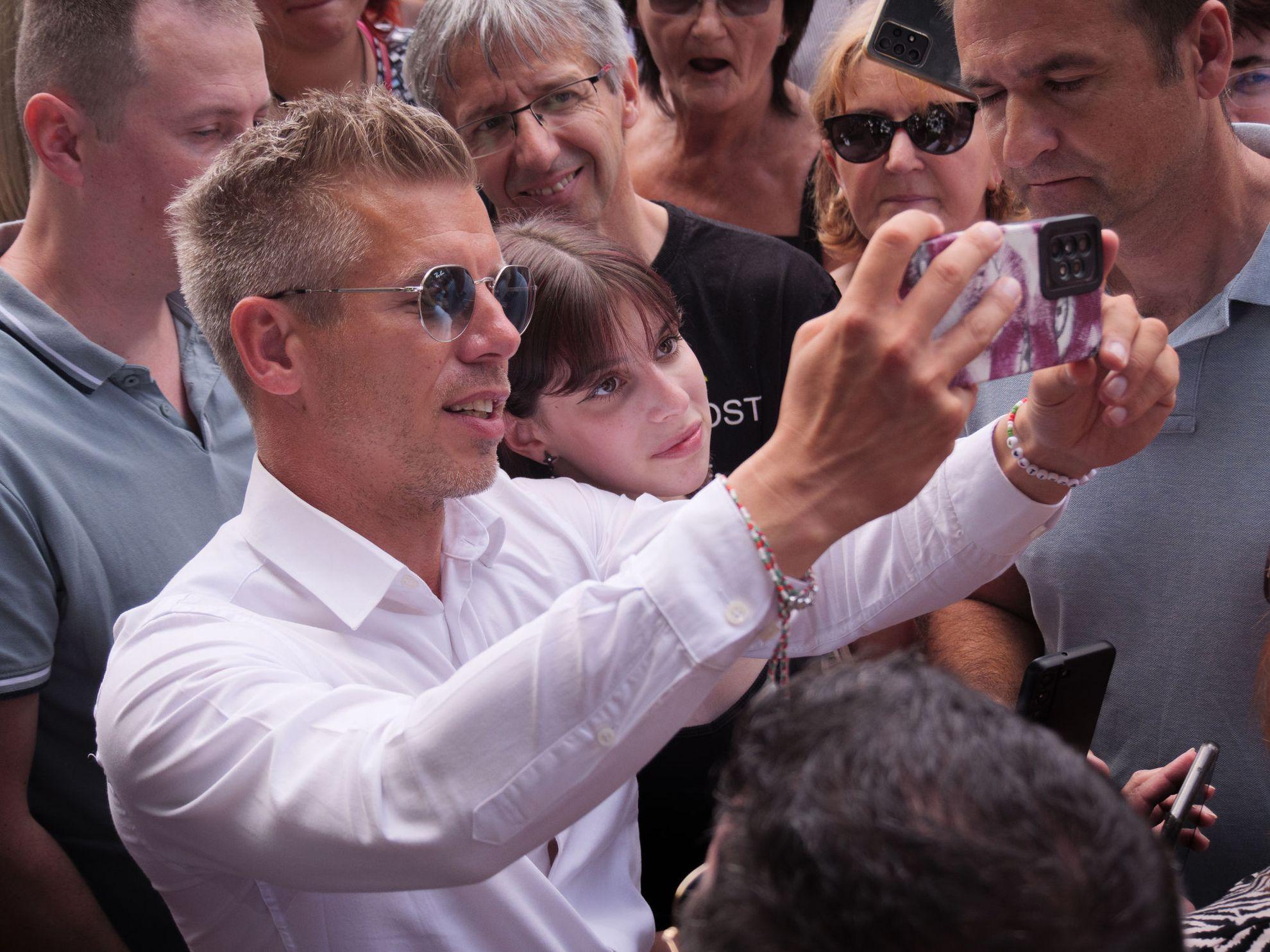 Peter Magyar, principalul concurent al lui Viktor Orban, preferă băile de mulțime. Foto: ID 324642961 © Sarkadiroland | <a target="_blank" href="https://www.dreamstime.com" target="_blank" rel="noreferrer noopener">Dreamstime.com</a>