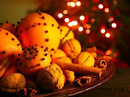 Câteva portocale, o mână de cuișoare, bețigașe de scorțișoară şi atmosfera de Crăciun e gata. Foto: Ieva Zemite, Dreamstime.com