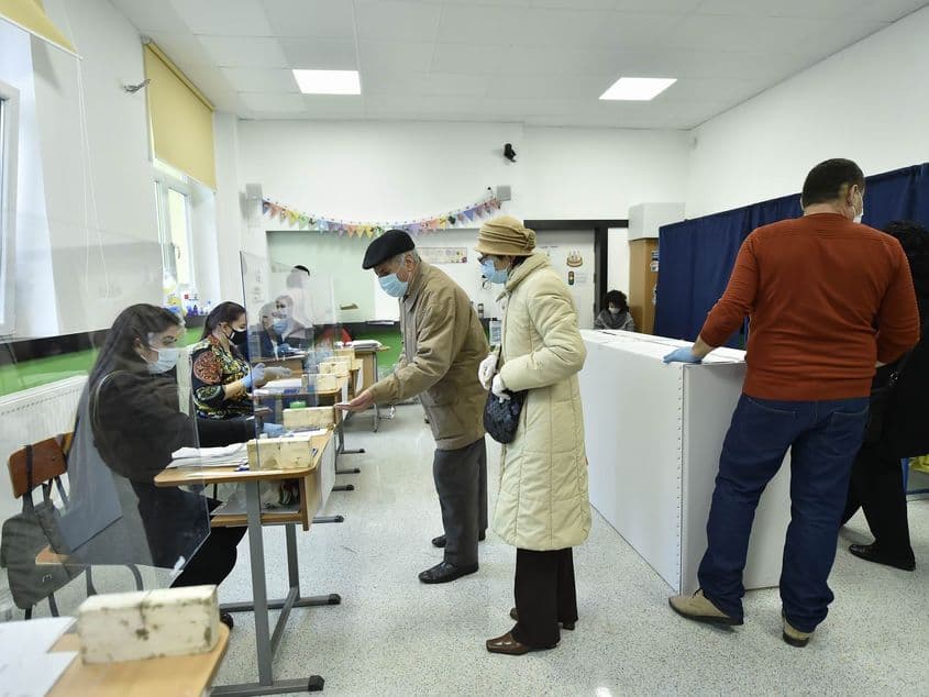 Persoane isi exercita dreptul la vot in cadrul alegerilor parlamentare, la sectia de votare amenajata in incinta Scolii gimnaziale Maria Rosetti, dupa anumite reguli de protectie sanitara in contextul pandemiei de coronavirus. Foto Silviu Matei/Agerpres