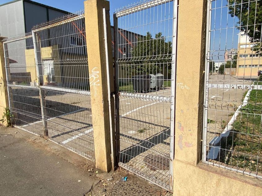 Poarta de sârmă a Școlii 136 pe data de 24.09.2020.