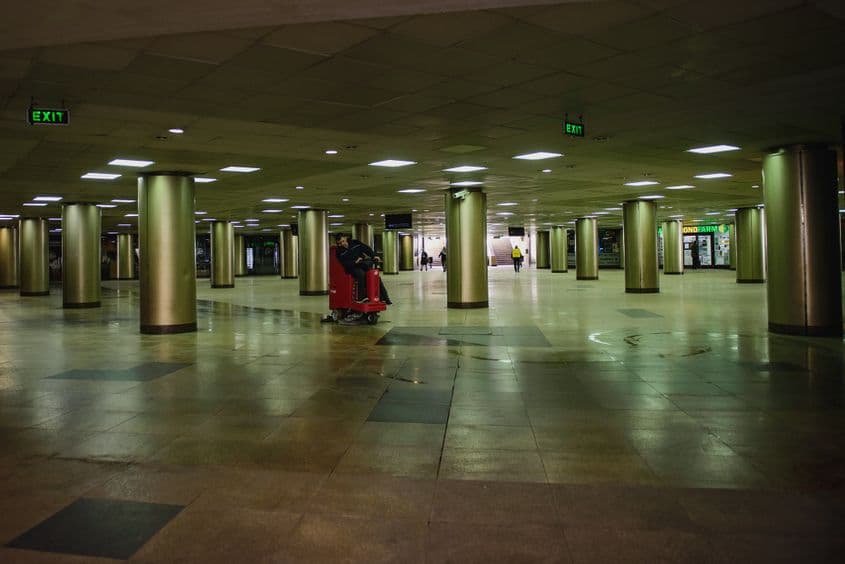 În Pasajul Universității se face, în continuare, curățenie, deși foarte puțini oameni îl mai străbat zilele astea. Foto: Ioana Epure