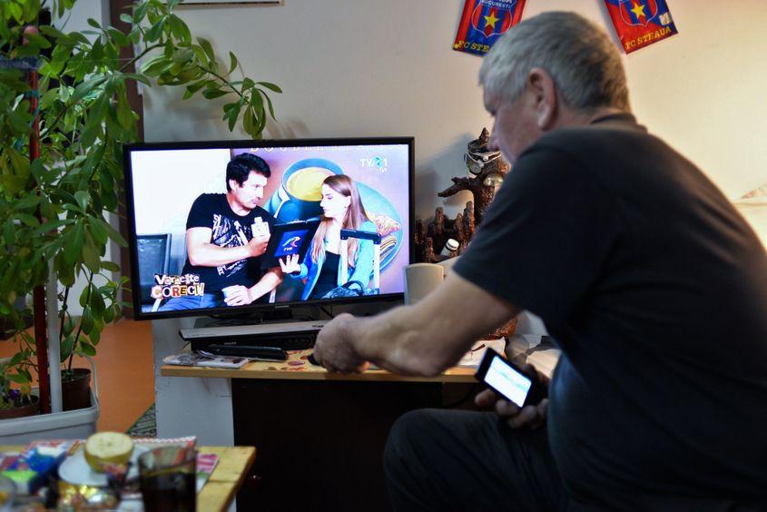 Lui Nelu îi place să asculte muzică la radio sau să urmărească un film la televizor.