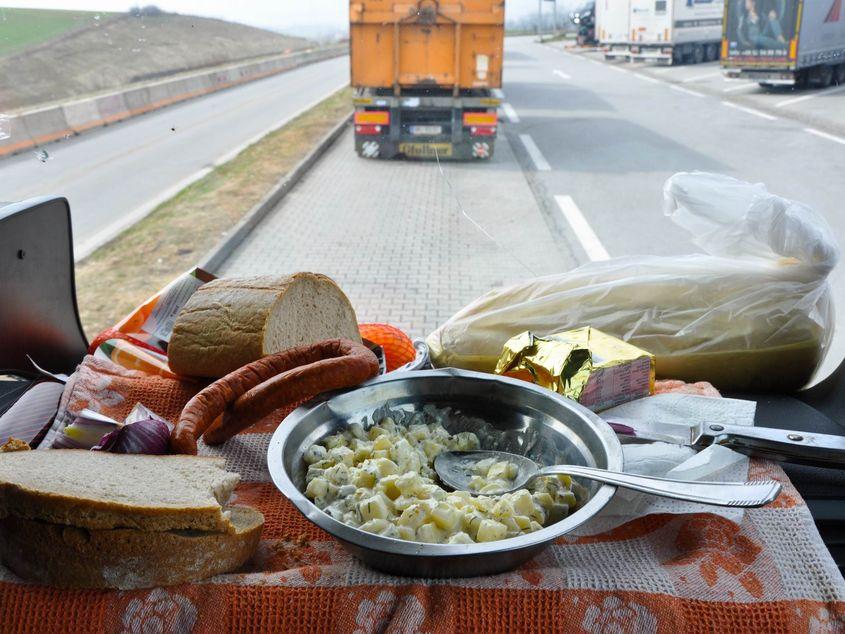 Masa şoferului de TIR. (Fotografiile îi aparţin autorului)