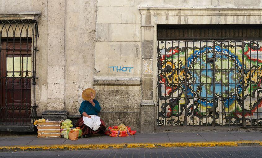 Vînzătoare de fructe în Arequipa, Peru