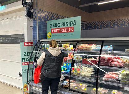 În fața raftului cu vânzare accelerată. Cum cumpără românii când fiecare leu contează