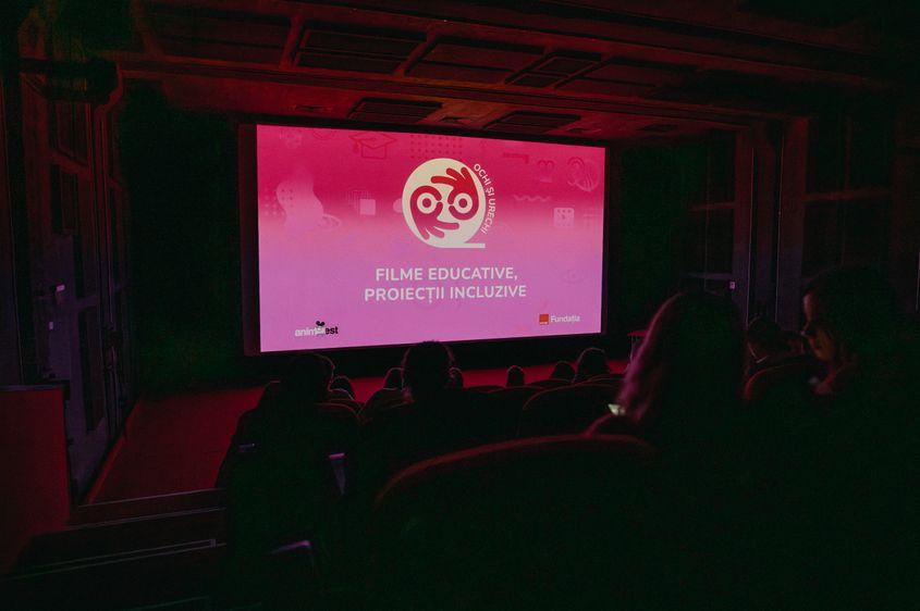 Proiecție de film, la cinematograful universității de film UNATC, cu filme accesibilizate pentru persoanele cu deficiențe de auz. Foto: Animest