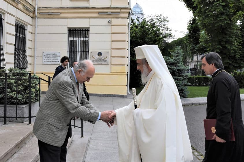 Patriarhul Daniel, întâmpinat de istoricul Victor Spinei, vicepreședinte al Academiei.