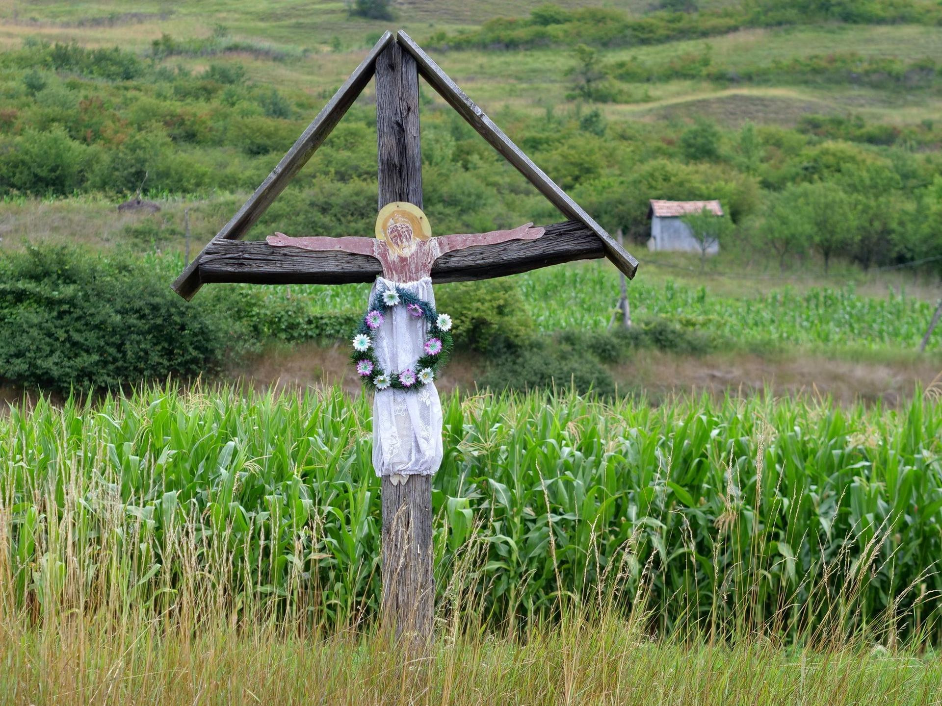 Nu am văzut nicăieri răstigniri decorate mai ciudat decât în Județul Alba