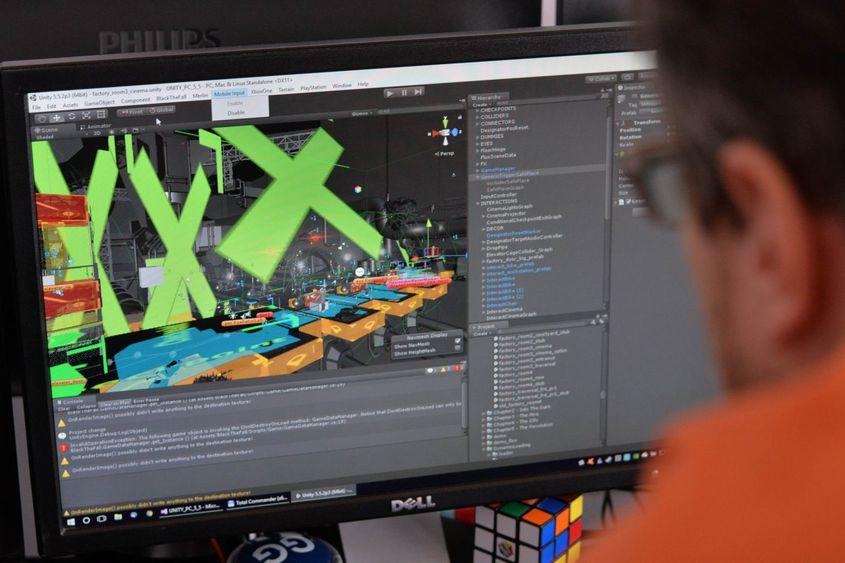 Programatorul Răzvan Dumitrache lucrează pe o secvență video. Foto: Lucian Muntean
