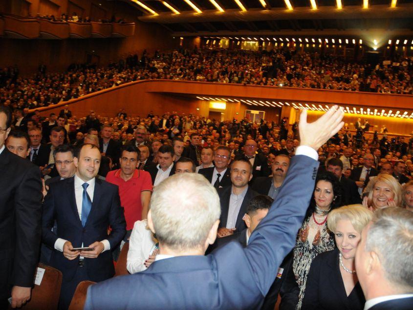 Liviu Dragnea salută delegaţii la Congresul PSD din octombrie 2015. Foto: Lucian Muntean