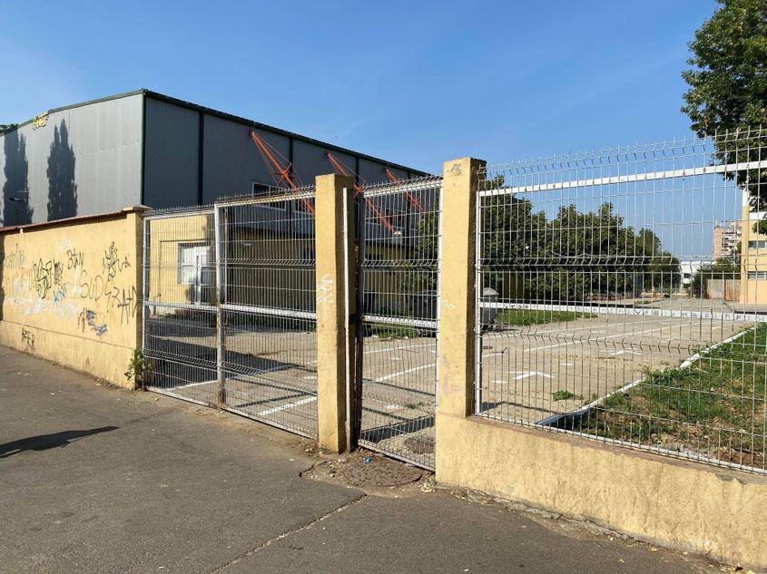 Pictura realizată pe peretele Școlii 136 nu se poate vedea din stradă, însă una dintre intrările laterale în curtea cu teren de sport a rămas neschimbată de cel puțin doi ani.