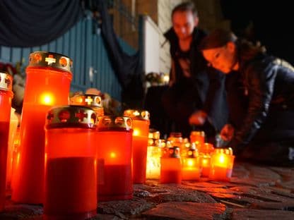 "Mergem să punem și noi o lumânare, da?"