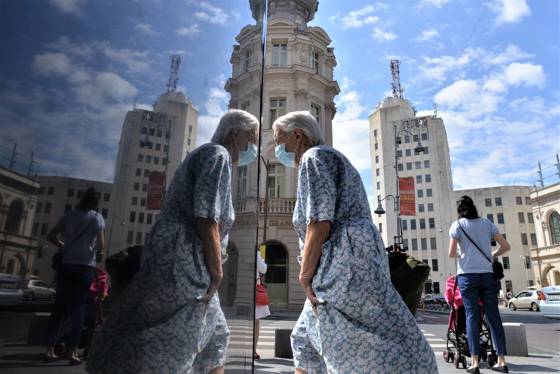 Un an cu mască drept mijloc principal de protecție. Deși purtarea acesteia nu te apără complet de virus, <a target="_blank" href="https://pressone.ro/cu-masca-si-fara-masca-cum-ne-apara-mastile-de-covid-19" target="_blank" rel="noreferrer noopener">acționează ca o frână în răspândirea pandemiei</a>. Foto: Lucian Muntean