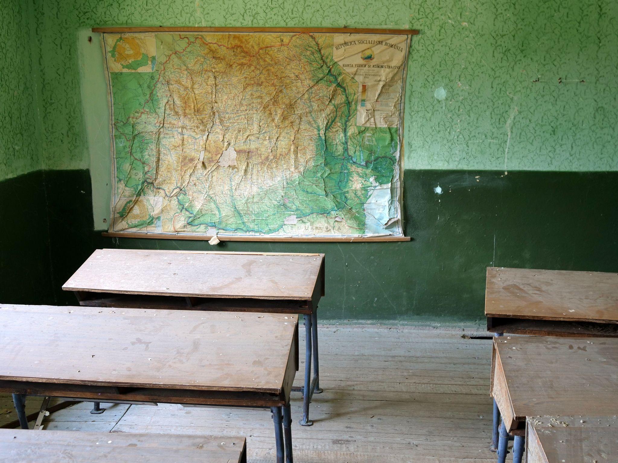 Școala părăsită de pe Platoul Târsa