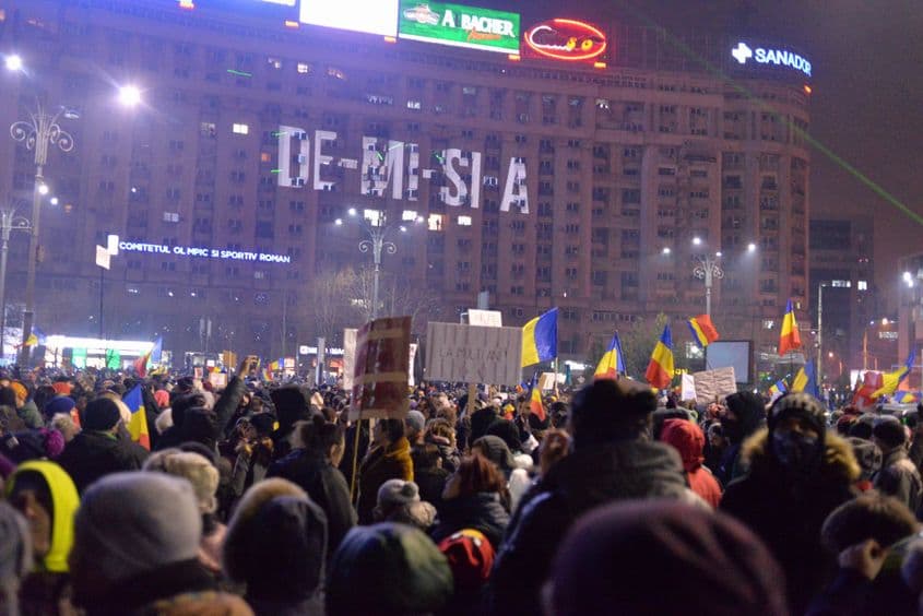 Proiecție de mesaje la protestul din 5 februarie 2017. Foto Lucian Muntean