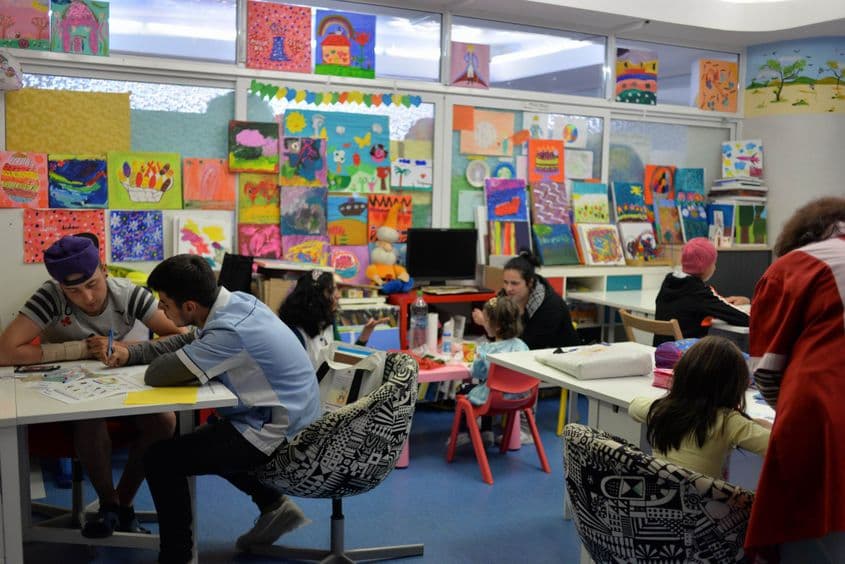 În camera de joacă de la Secția de Pediatrie, pacienți de toate vârstele petrec timp cu voluntari implicați în proiecte educaționale.