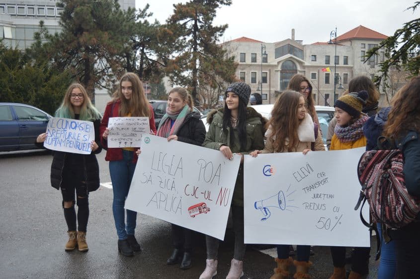În ianuarie 2019, membrii AEC au protestat în fața sediului Consiliului Județean Constanța, care refuză să le acorde elevilor reducerea de 50% prevăzută de lege pentru transportul județean. Foto: Arhiva AEC