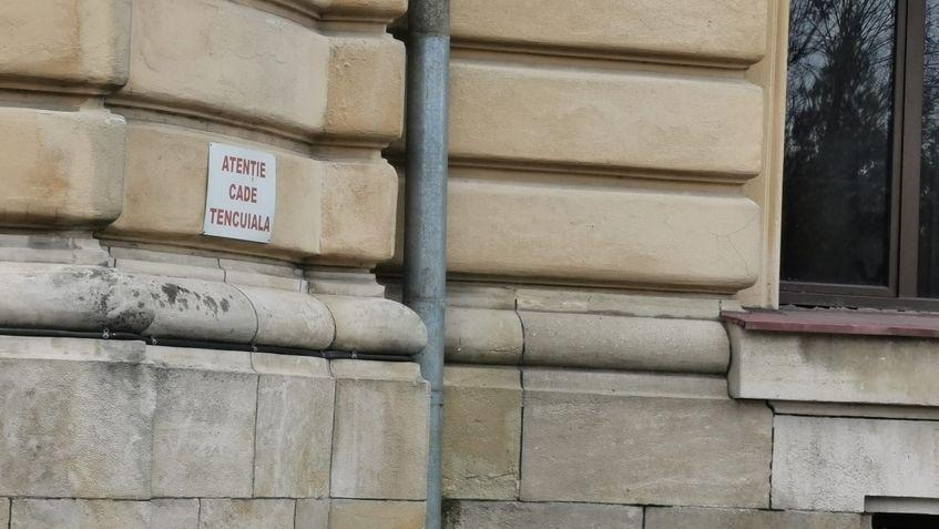 Avertismentul de „atenție cade tencuiala” de pe clădirea UMFCD Foto: Miriam Țepeș-Handaric