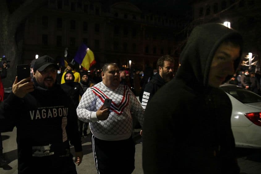 Manifestanți cu ocazia protestului contra măsurilor anticovid, 28 martie 2021. Foto: Octav Ganea / <a target="_blank" href="https://inquamphotos.com/" target="_blank" rel="noreferrer noopener">Inquam Photos</a>