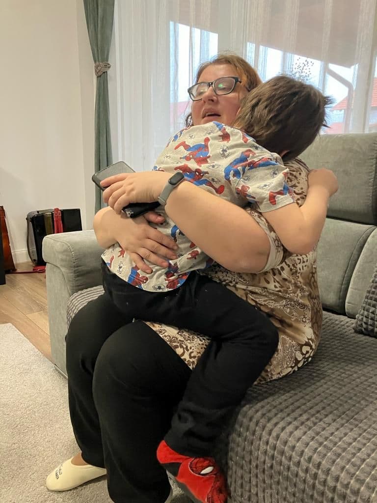 Alex în brațele mamei. Foto: Bianca Felseghi