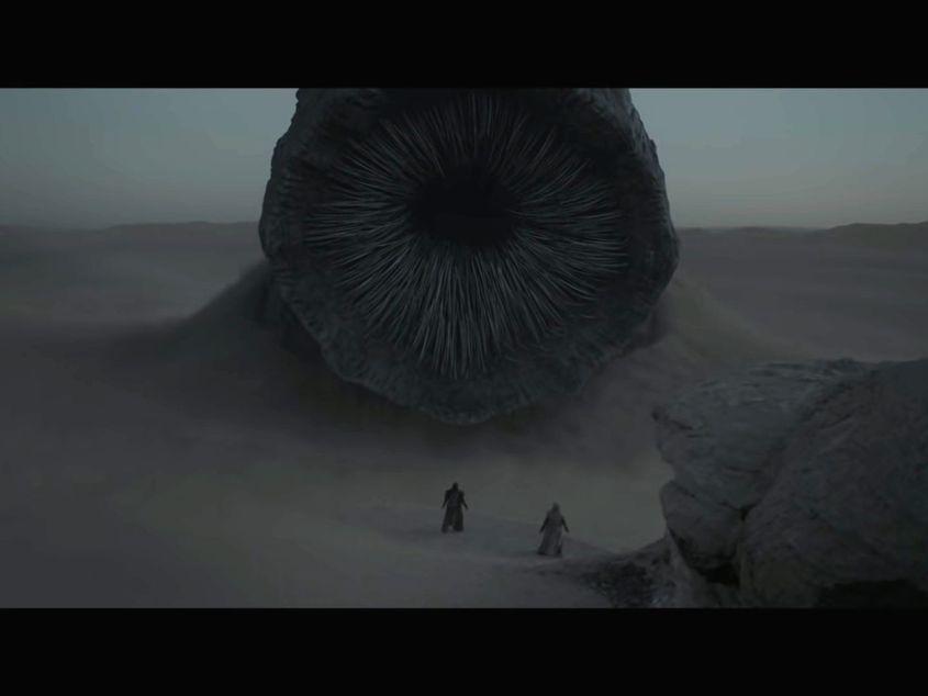 Un vierme de nisip uriaș prefigurează arsenalul de imagini al viitoarei ecranizări Dune, regizată de Denis Villeneuve FOTO: captură din trailerul filmului