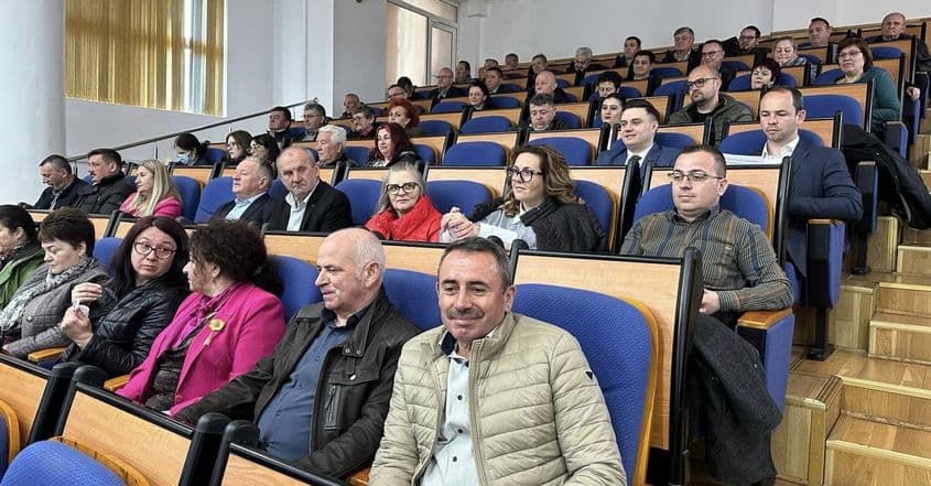 Primarul din comuna Ponor, Petruț Bujor (în rândul al doilea, privind în dreapta imaginii, alături de o colegă din Primărie, în haină roșie), la o întâlnire de instructaj privind alegerile *. Foto: pagina personală de Facebook a primarului Petruț Bujor