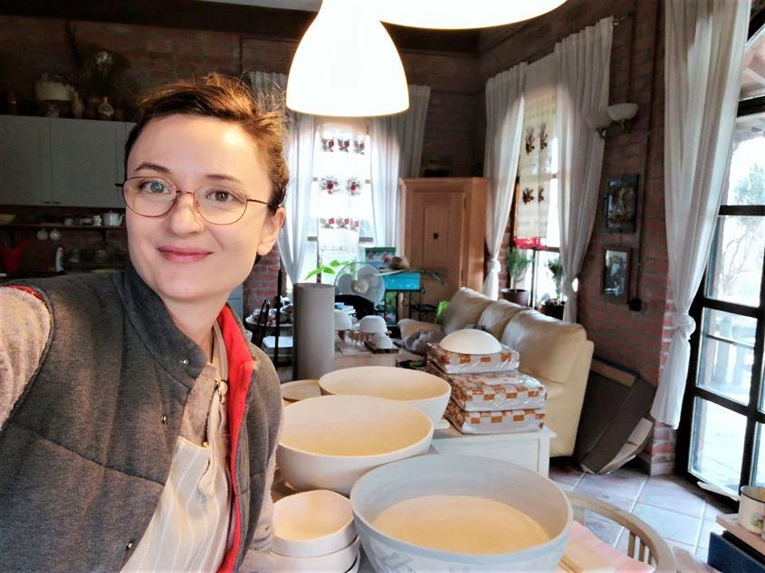 Irina Silivestru în atelierul de ceramică