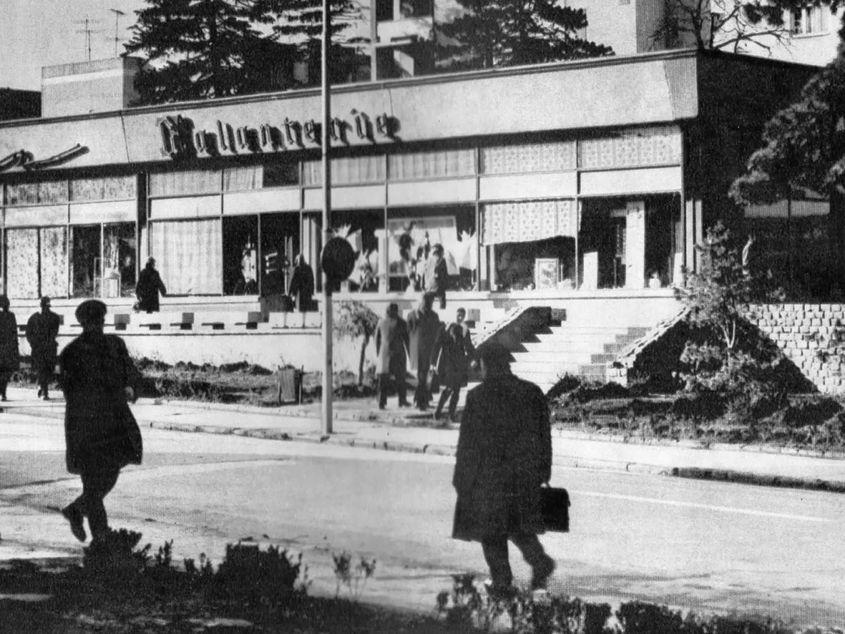 Strada Unirii, promenada botoșănenilor, începea de la Partid și se termina la Securitate (Fotografii de Viorel Ilișoi și ilustrate poștale)