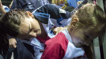 Halep vine în sfârșit la autografe. Lumea se bulucește. Sportiva semnează pe orice, de la fotografii cu copiii fanilor, până la o minge de baseball. "Mai lipsește o minge de baschet și am văzut tot", glumește cineva.
Simona primește o solicitare specială și semnează pe tricoul unei fetițe.