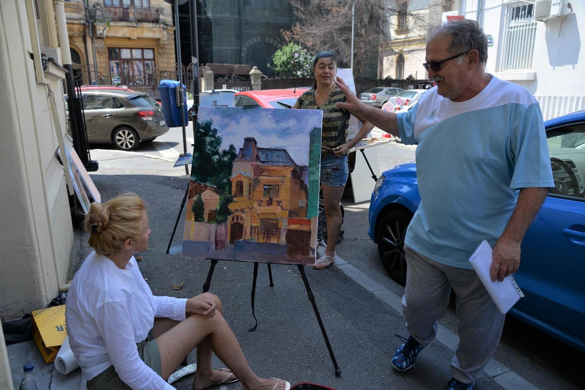 Un arhitect discută cu pictorii. Foto Lucian Muntean