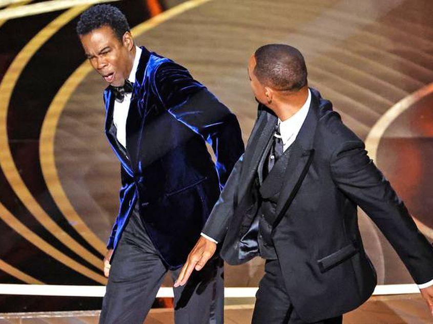 La ceremonia de decernare a premiilor Oscar 2022, după ce Chris Rock a făcut o glumă cu privire la partenera lui, care suferă de o boală autoimună, Will Smith a urcat pe scenă și l-a pocnit. Apoi, toată planeta a vorbit despre asta.