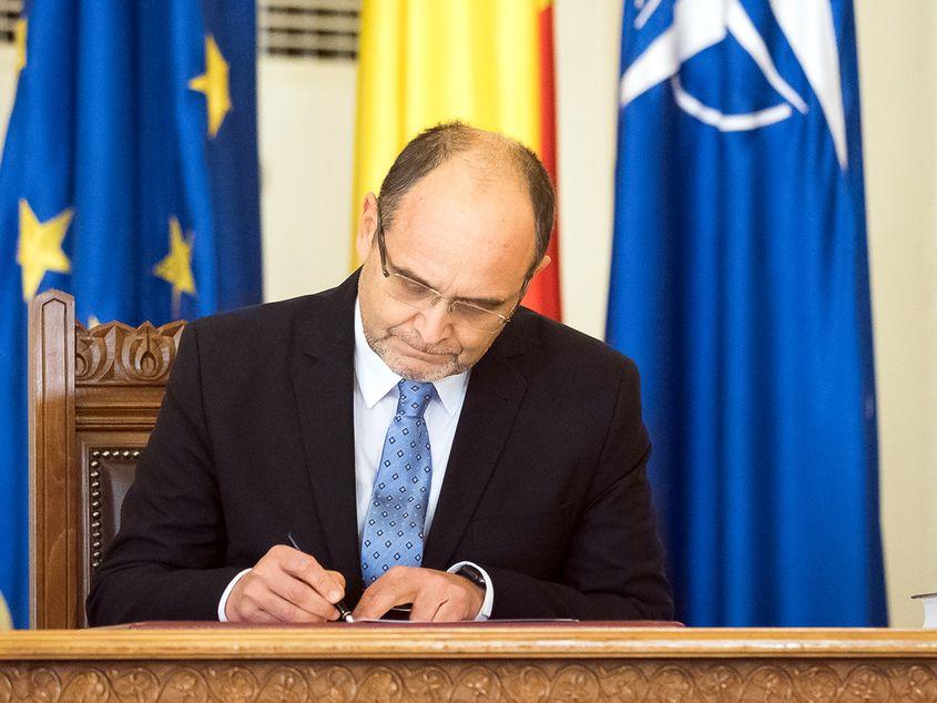 Ministrul Curaj trebuie să explice de ce întârzie darea în folosinţă a softului anti-plagiat. Foto: gov.ro