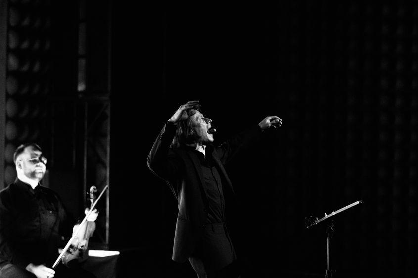 Marius Manole în timpul spectacolului „Lumini și umbre” Foto: Instagram/anto.fotograf