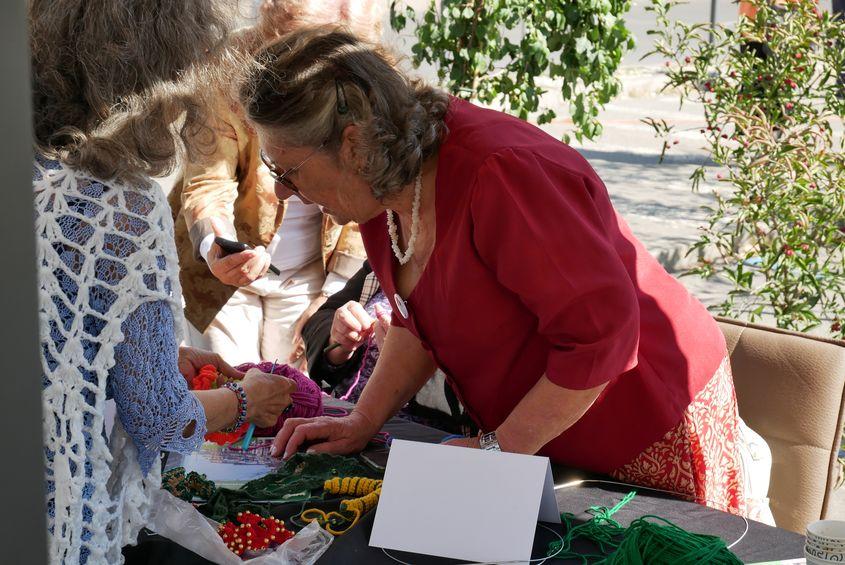 Victorina Enciu, 71 de ani, lucrează la un fular început de altcineva, în timpul atelierului de croșetat din Piața Revoluției. FOTO: Norbert Nemeș