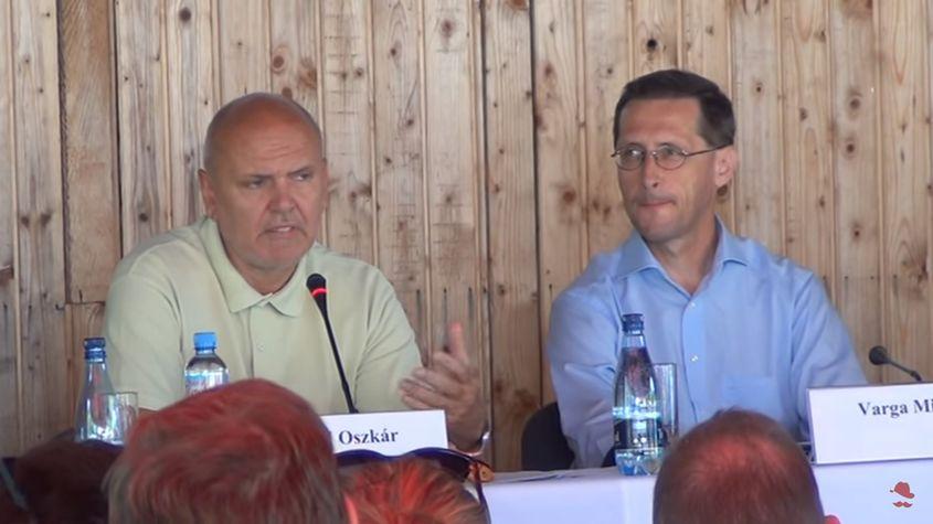 Oszkár Világi (în stânga), la ediția din 2015 a festivalului organizat de FIDESZ la Băile Tușnad, în judeţul Harghita.