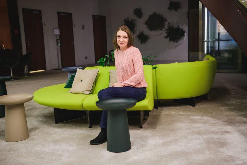 Anna a venit din Ucraina cu două genți: una pentru ea, una pentru fiica ei. Foto: Ioana Epure / UNHCR