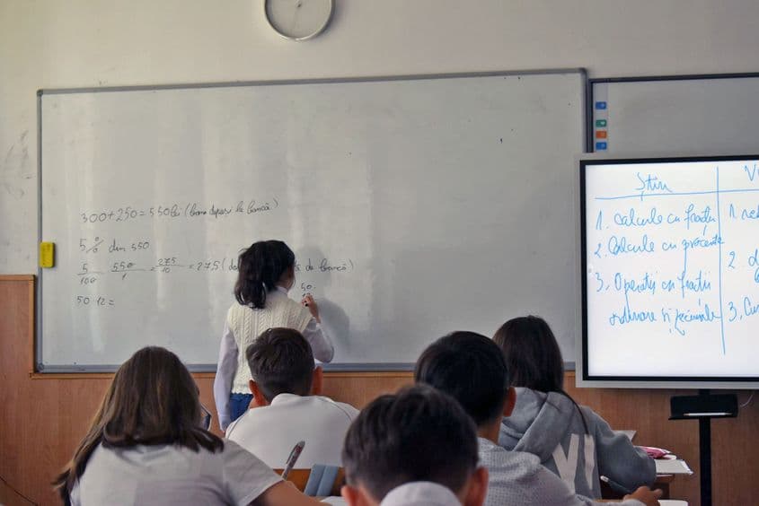 La un nivel mai avansat, copiii învață inclusiv cum să calculeze procente și să înțeleagă ce înseamnă, de fapt, dobânzile bancare. Foto: Lavinia Niță